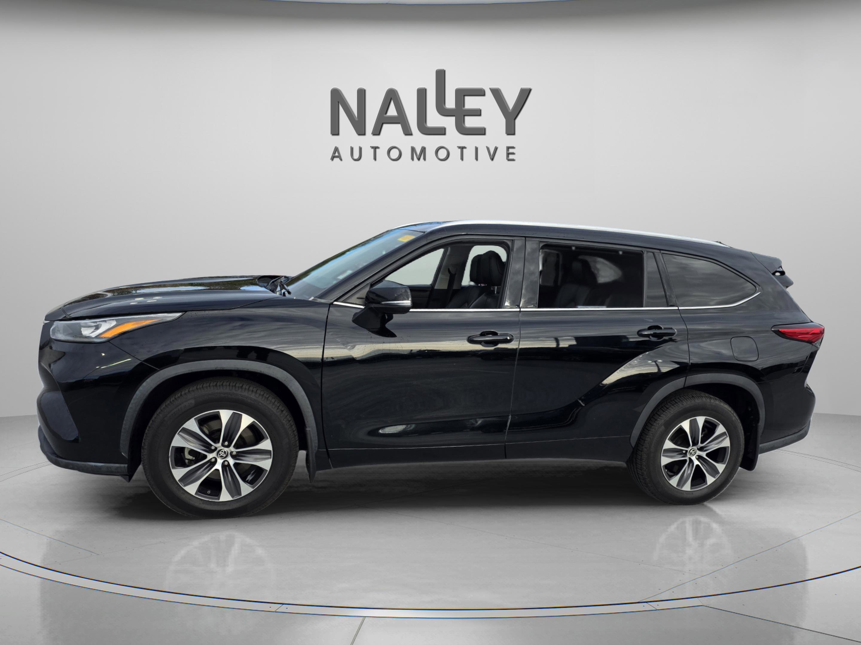 Used 2020 Toyota Highlander XLE image 2