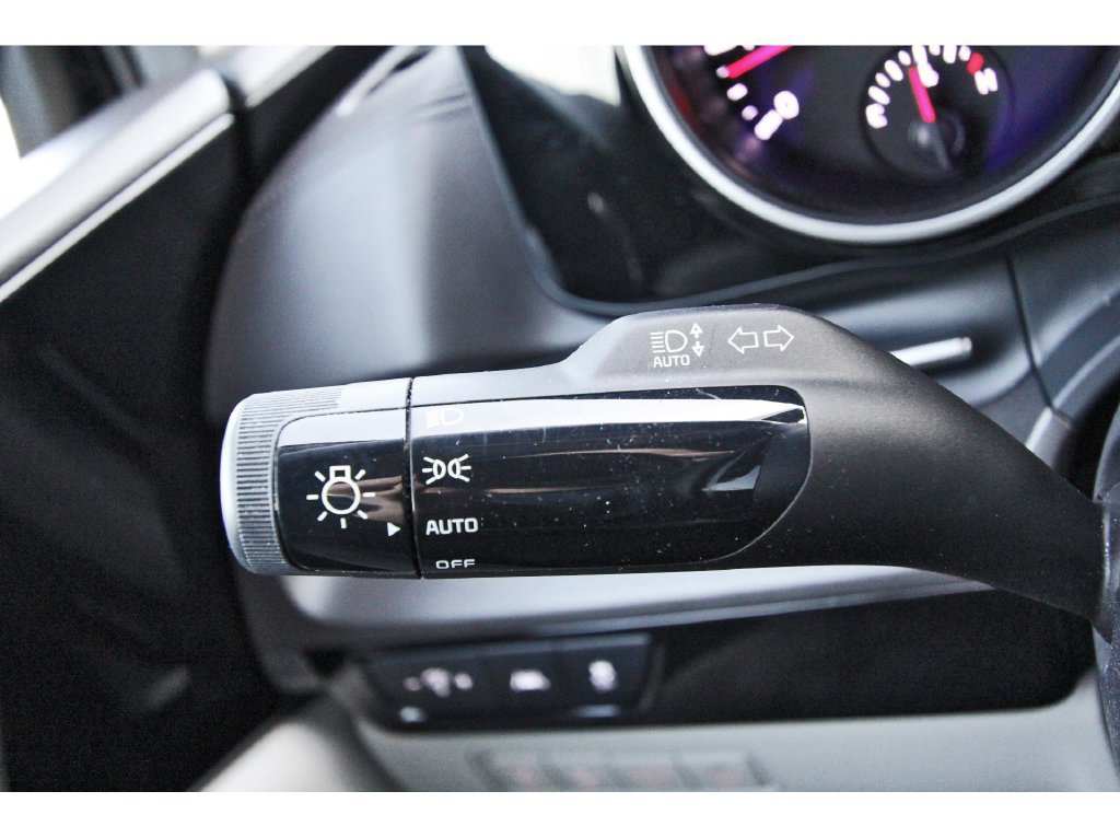 Used 2022 Kia Carnival EX FWD image 18