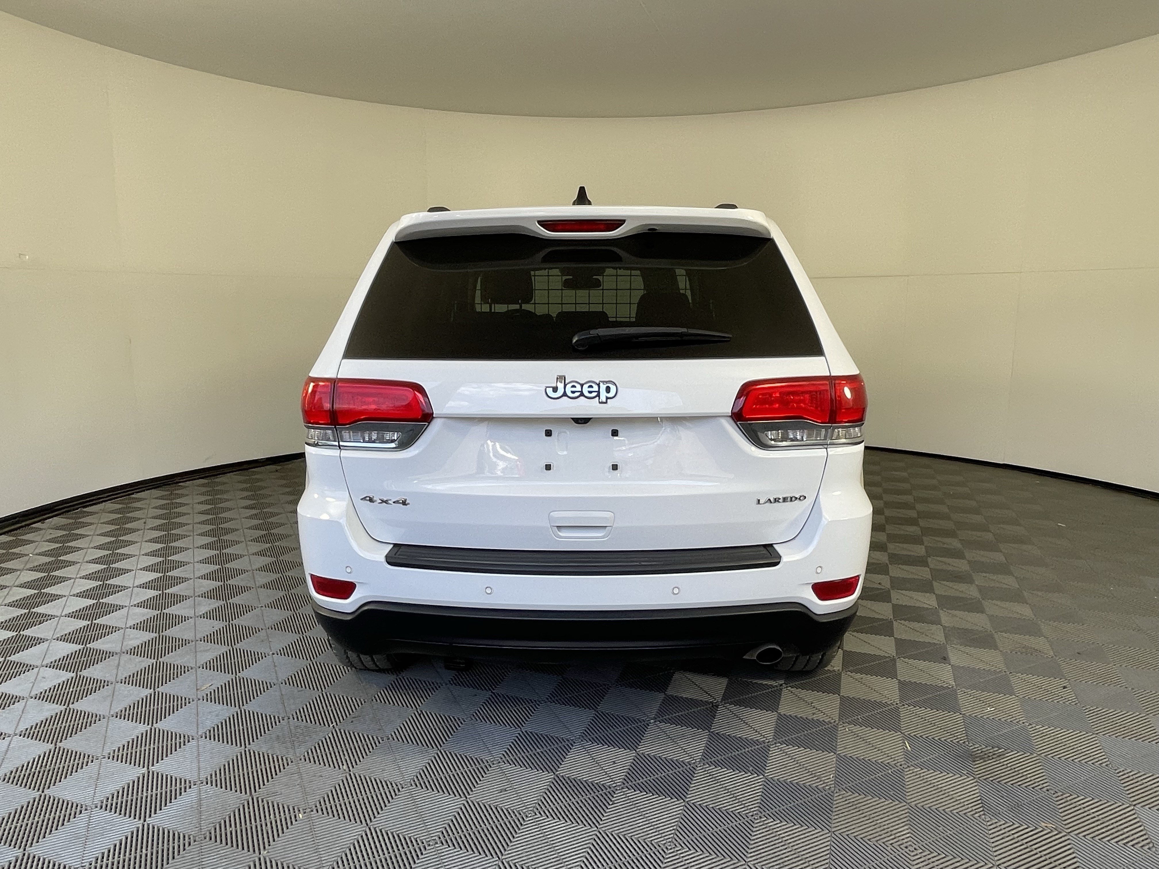 Used 2018 Jeep Grand Cherokee Laredo AWD/4WD image 4