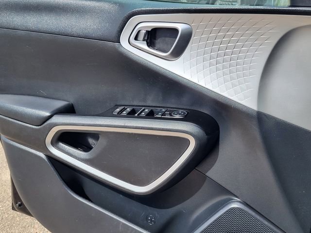 Used 2023 Kia Soul LX w/ LX Technology Package image 12