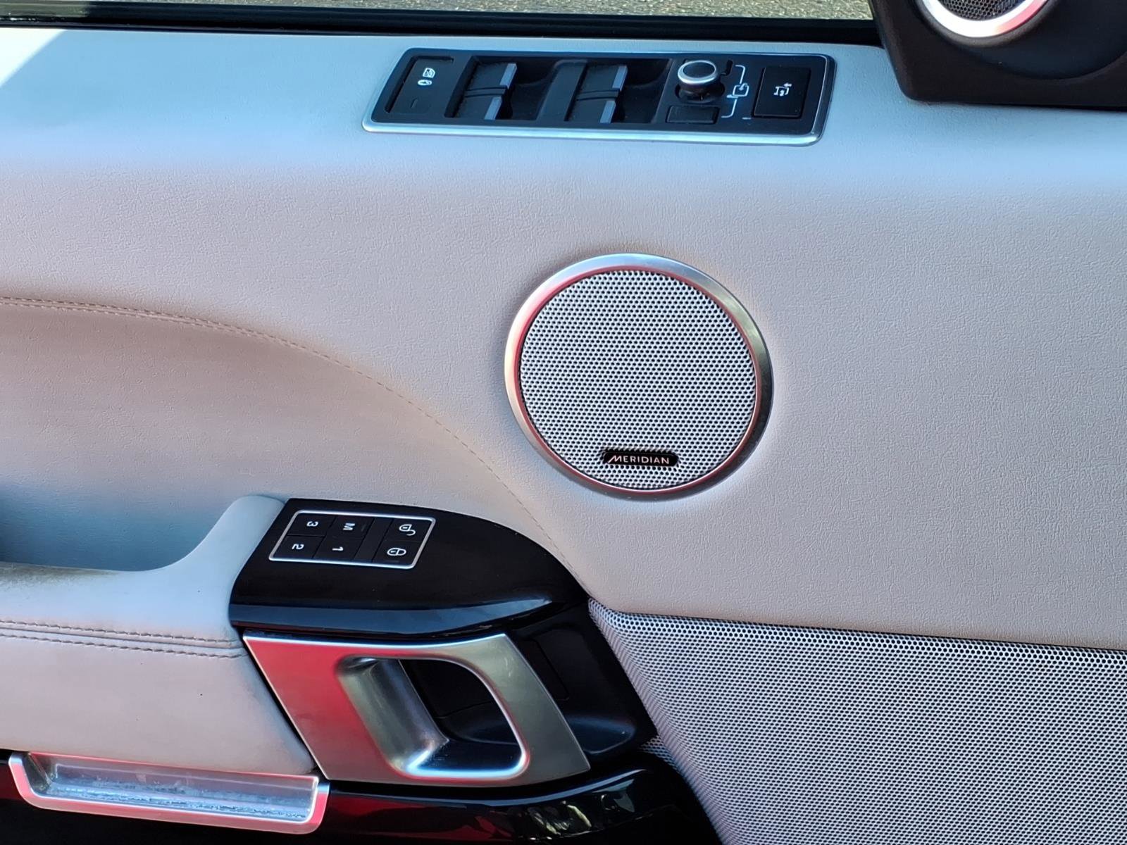 Used 2015 Land Rover Range Rover HSE image 11