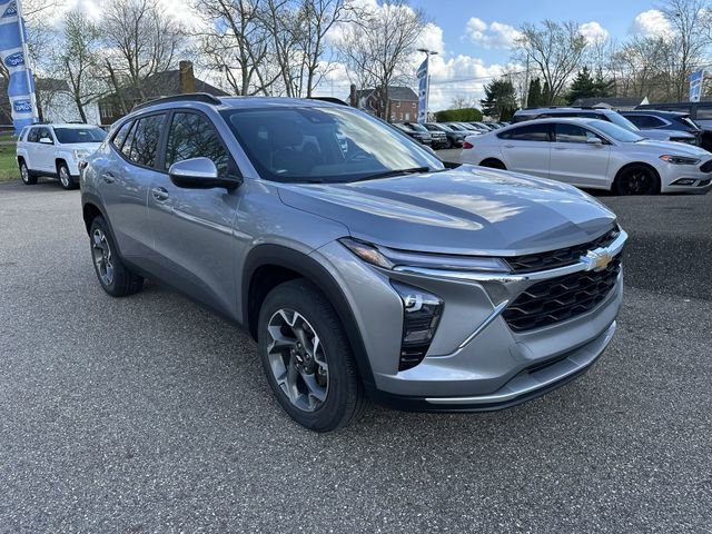 Used 2024 Chevrolet Trax LT w/ Sunroof Package FWD image 11