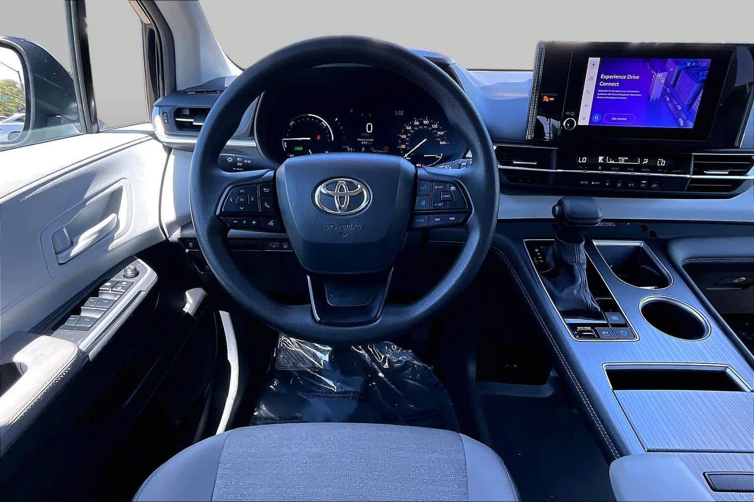 Certified 2025 Toyota Sienna LE FWD image 5