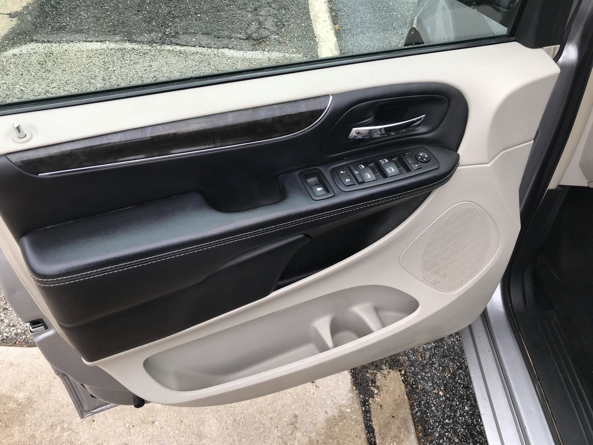 Used 2016 Chrysler Town & Country Touring FWD image 9