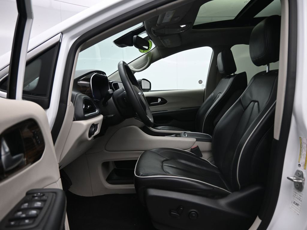 Used 2023 Chrysler Pacifica Limited FWD image 25