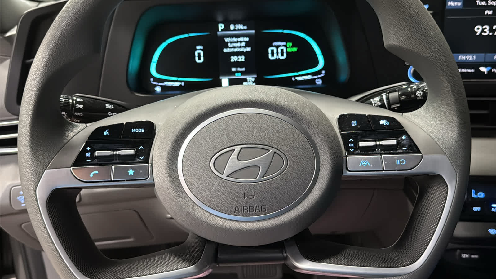 Used 2025 Hyundai Elantra Hybrid FWD image 11