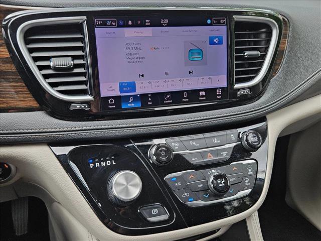Used 2022 Chrysler Pacifica Limited w/ Uconnect Theater Family Group FWD image 13