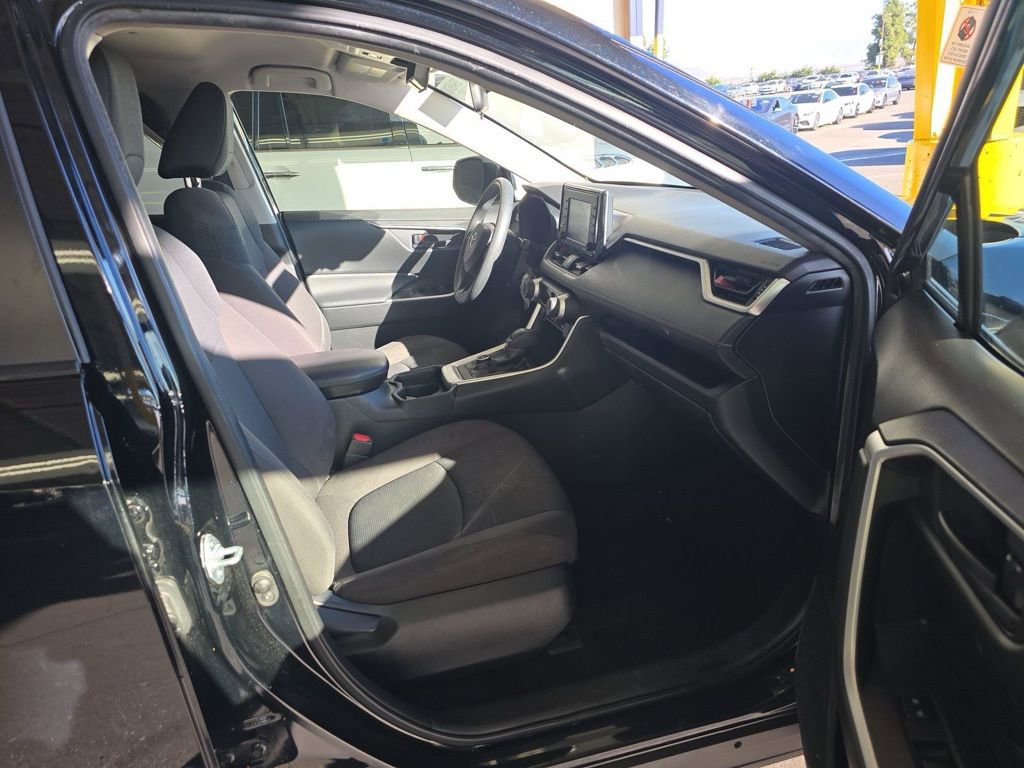Used 2020 Toyota RAV4 LE image 9