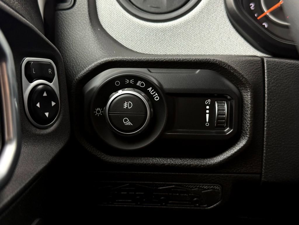 Used 2024 Jeep Gladiator Sport image 15