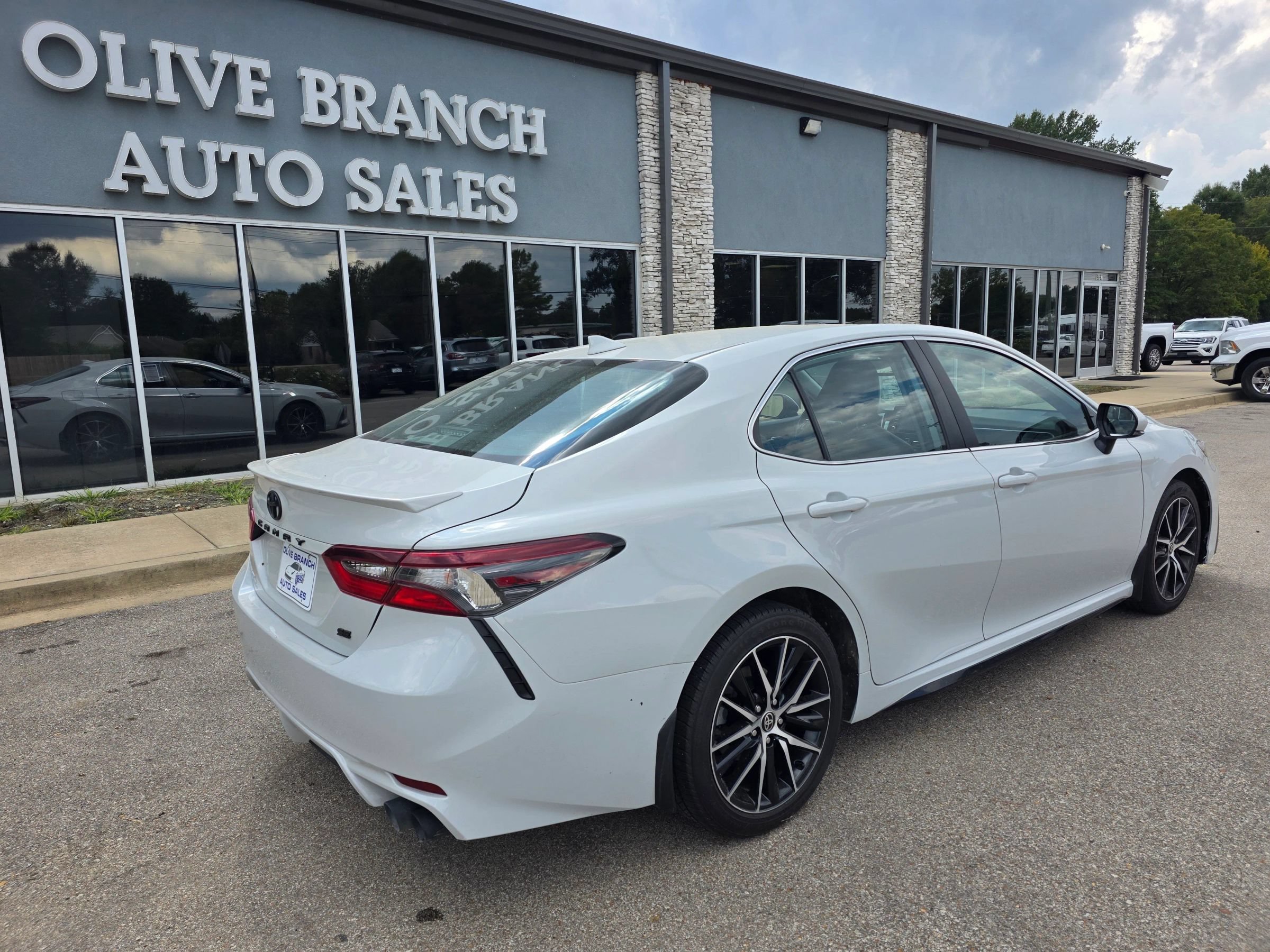 Used 2024 Toyota Camry SE w/ Convenience Package FWD image 2