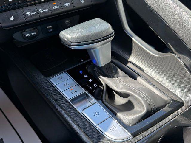 Used 2024 Hyundai Elantra Limited image 12