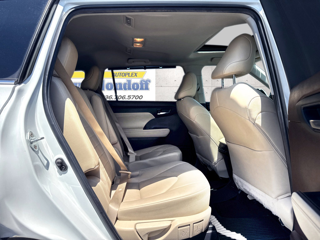 Used 2022 Toyota Highlander XLE AWD/4WD image 8