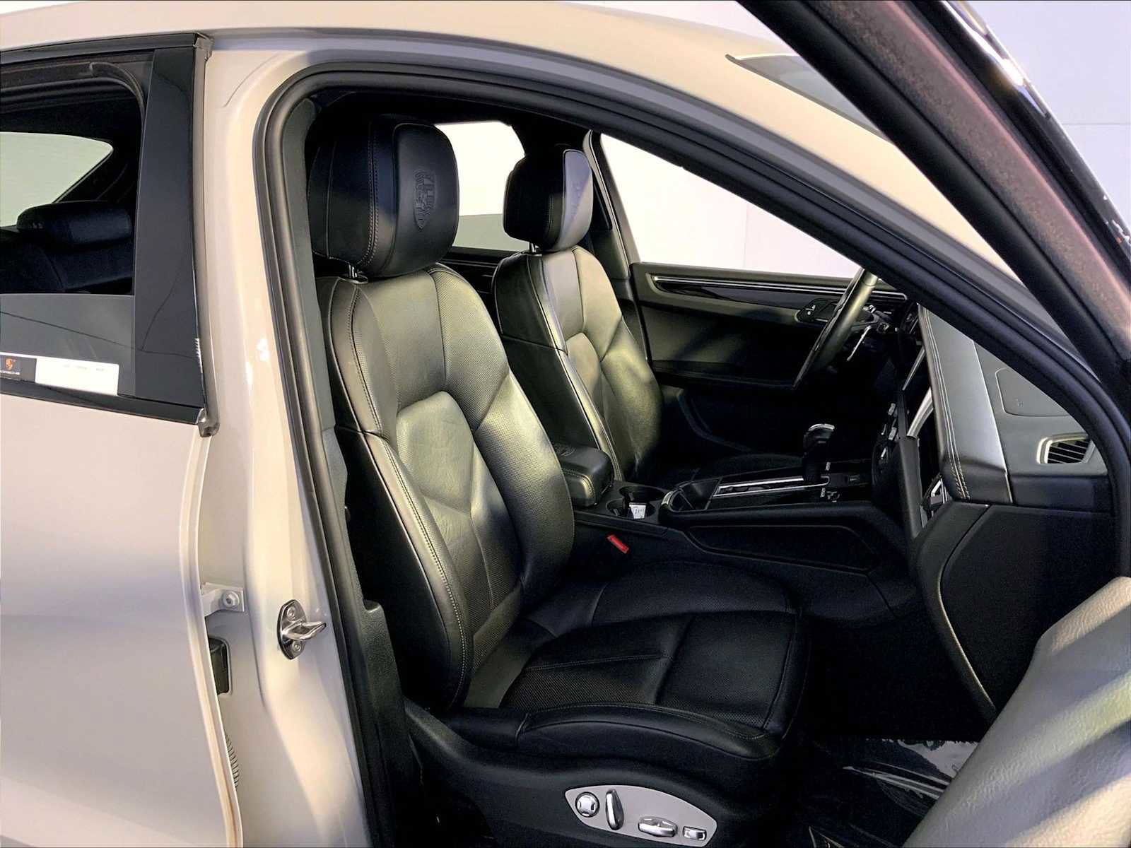 Certified 2023 Porsche Macan Turbo image 18