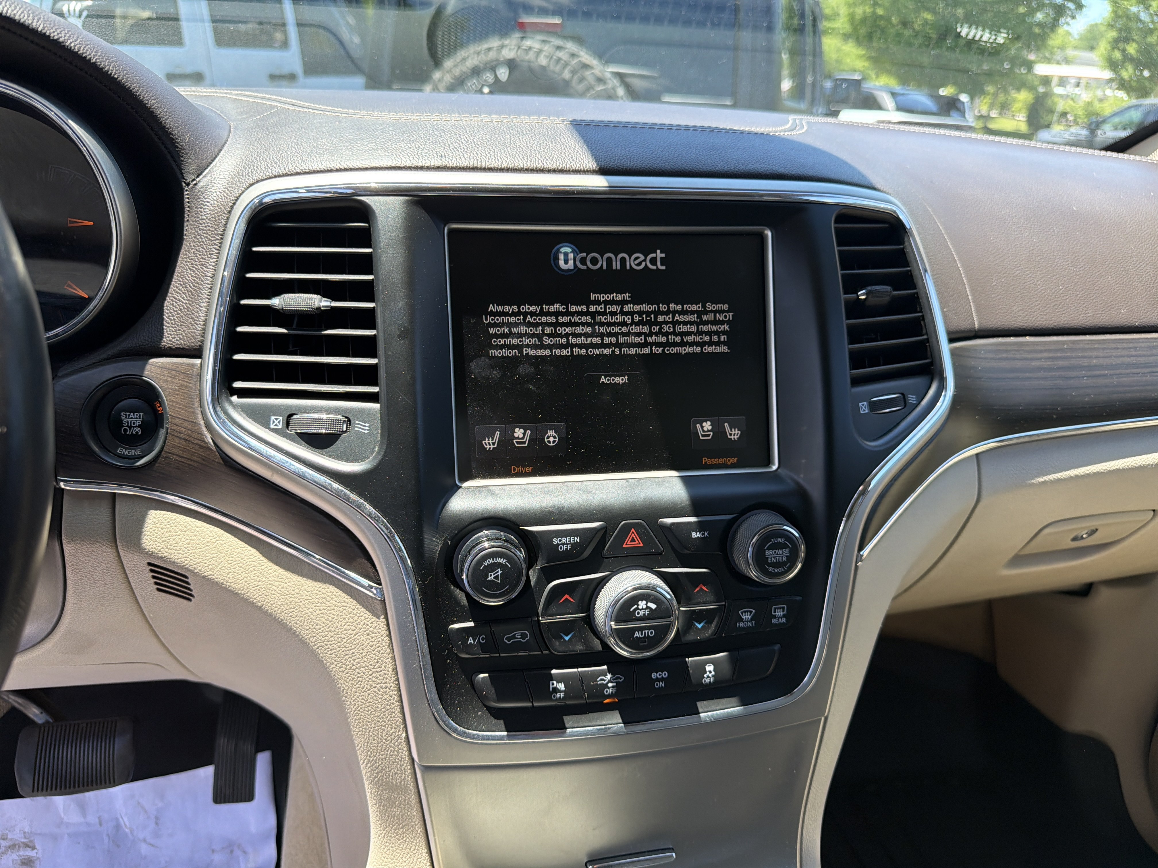Used 2015 Jeep Grand Cherokee Overland w/ Advanced Technology Group AWD/4WD image 19