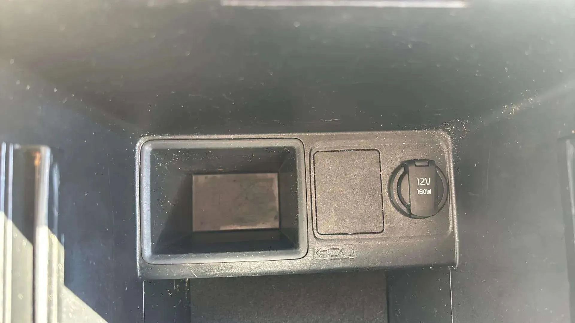 Used 2017 Kia Sedona LX image 40