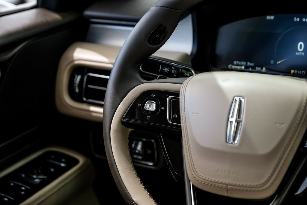 Used 2023 Lincoln Aviator AWD w/ Premium Package image 14