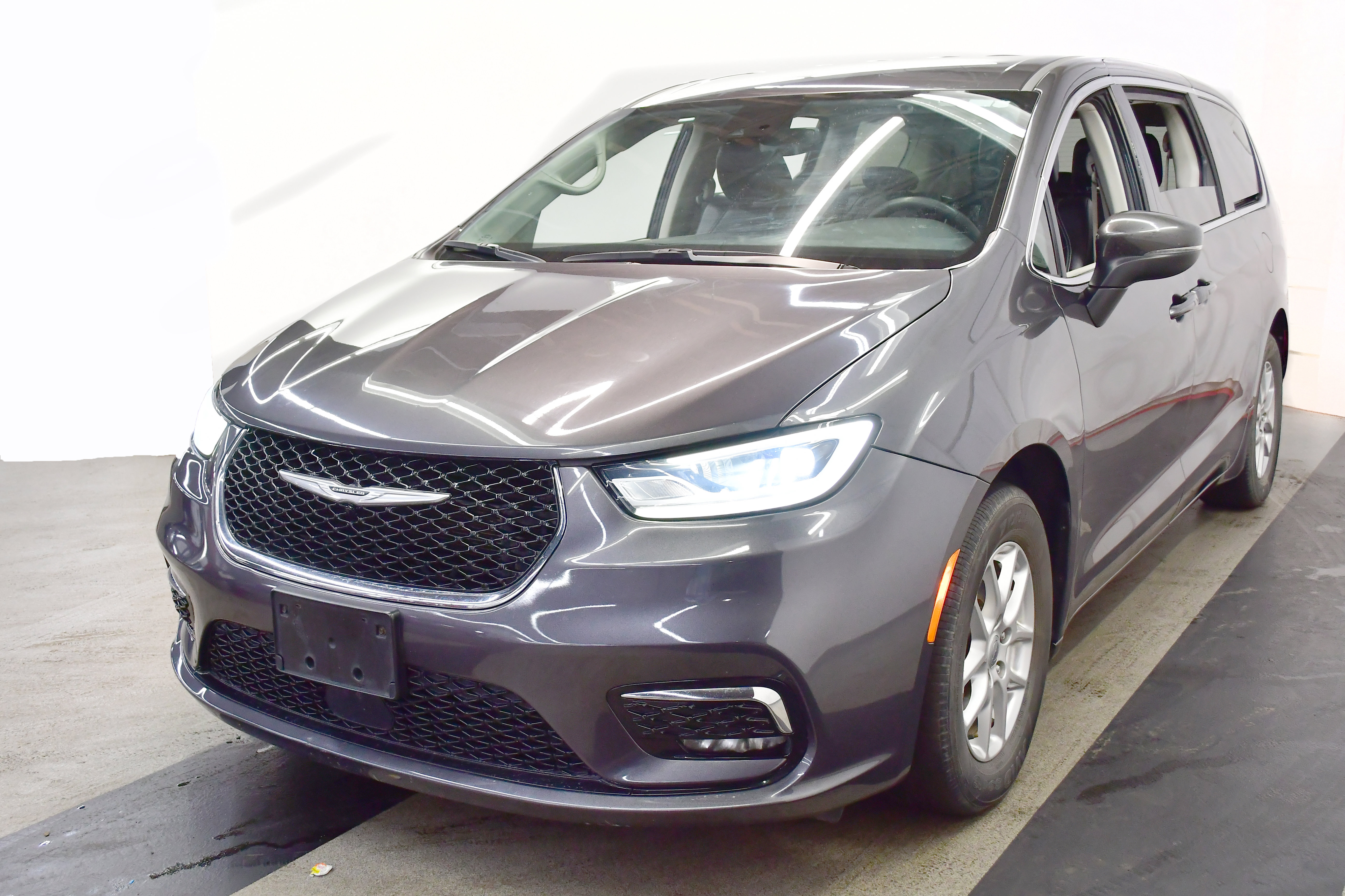 Used 2023 Chrysler Pacifica Touring-L image 7