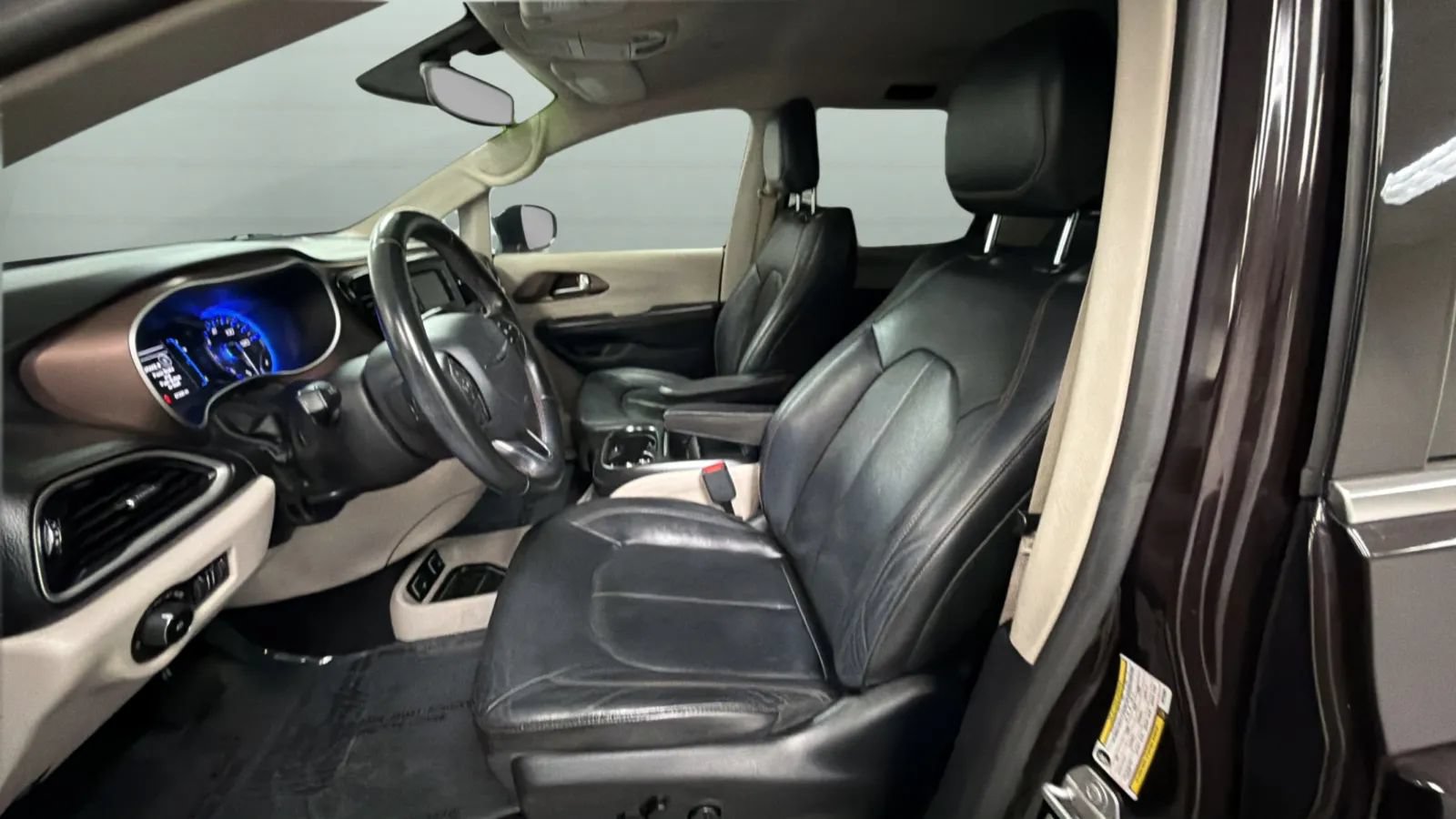 Used 2017 Chrysler Pacifica Touring-L FWD image 19