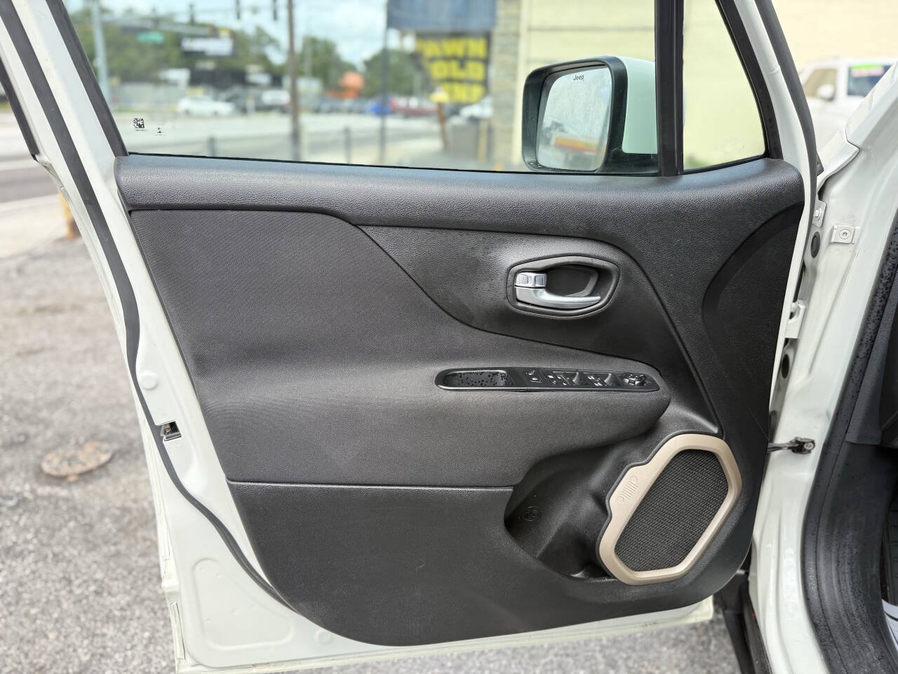 Used 2016 Jeep Renegade Latitude FWD image 11