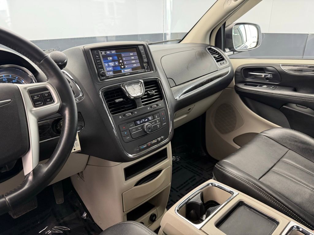 Used 2014 Chrysler Town & Country Touring image 5