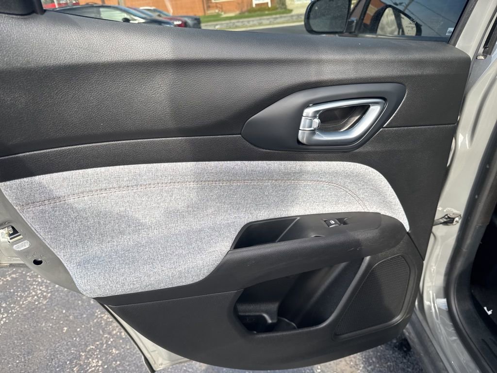 Used 2023 Jeep Compass Latitude image 29