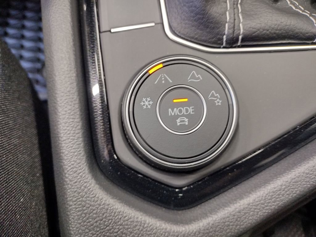 New 2025 Volkswagen Taos SE image 30