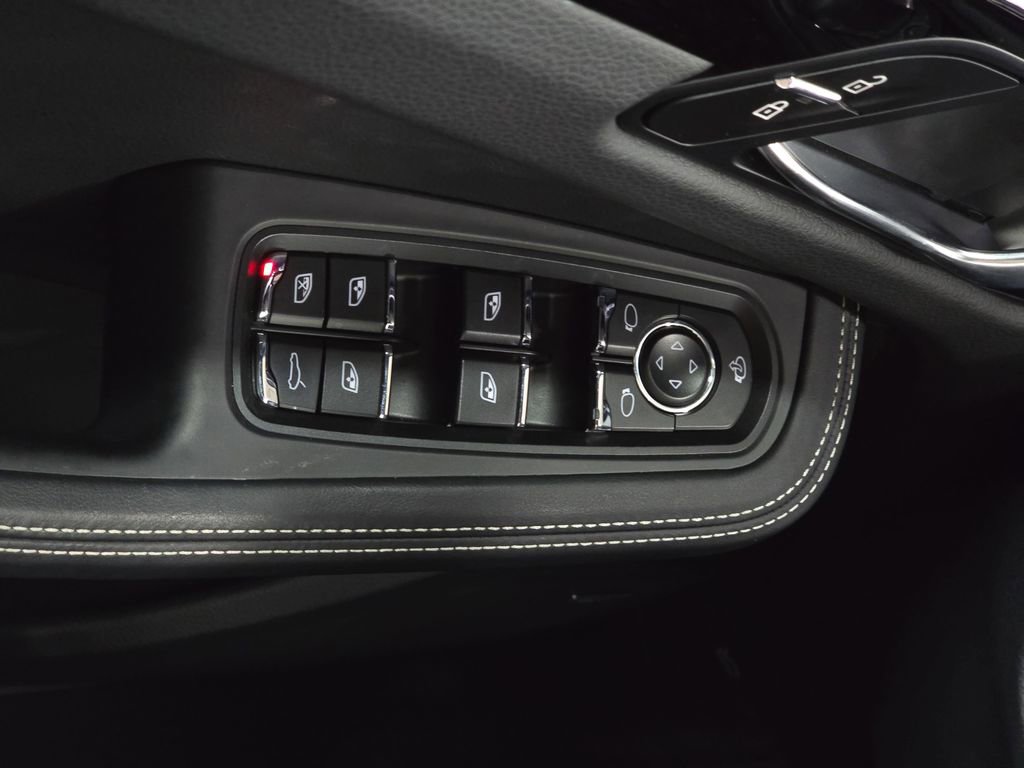 Certified 2025 Porsche Macan S AWD/4WD image 21