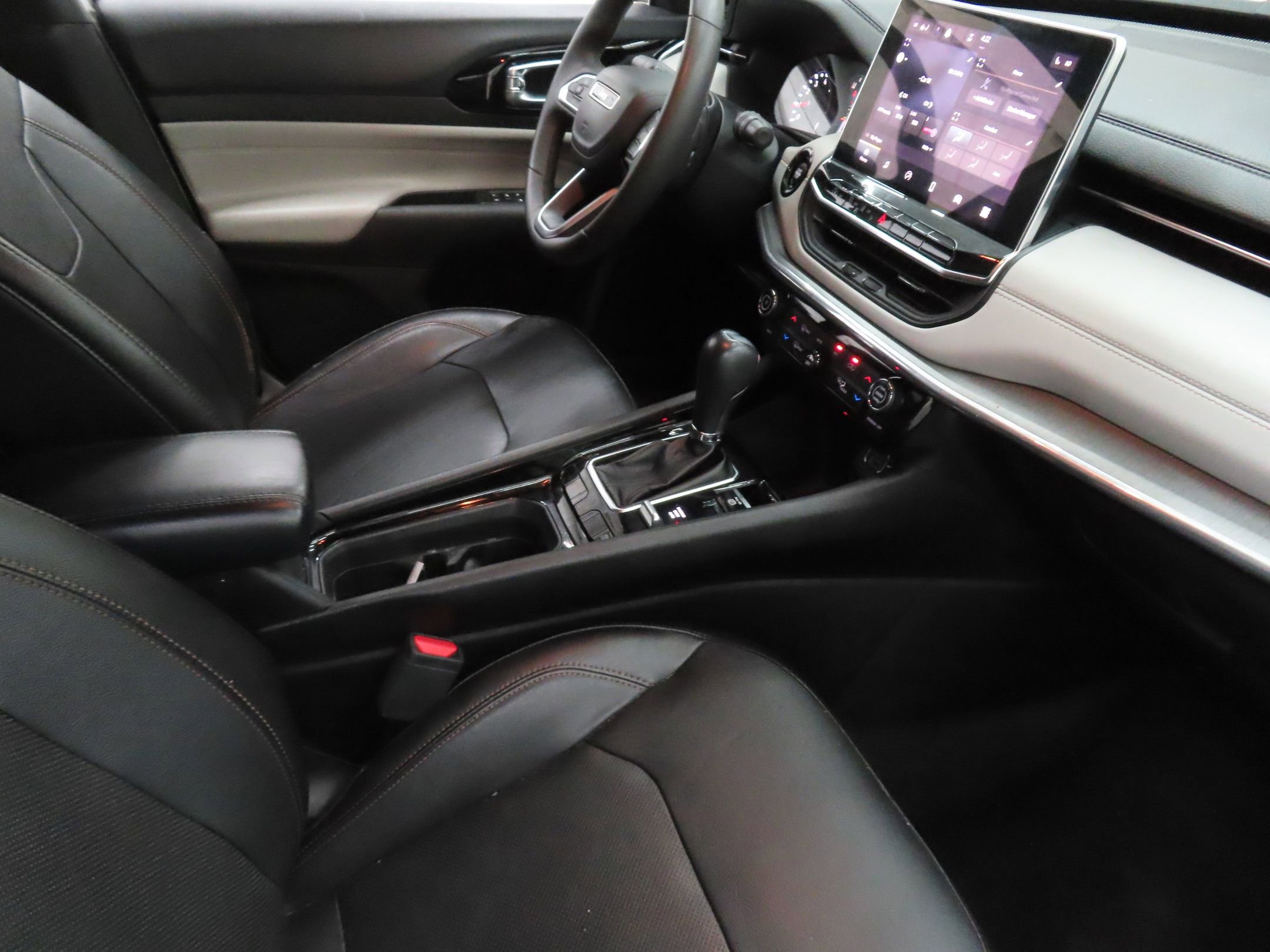 Used 2023 Jeep Compass Limited image 23