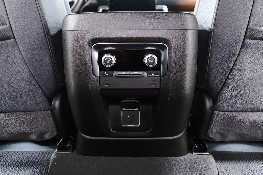 Used 2025 GMC Yukon Denali image 30