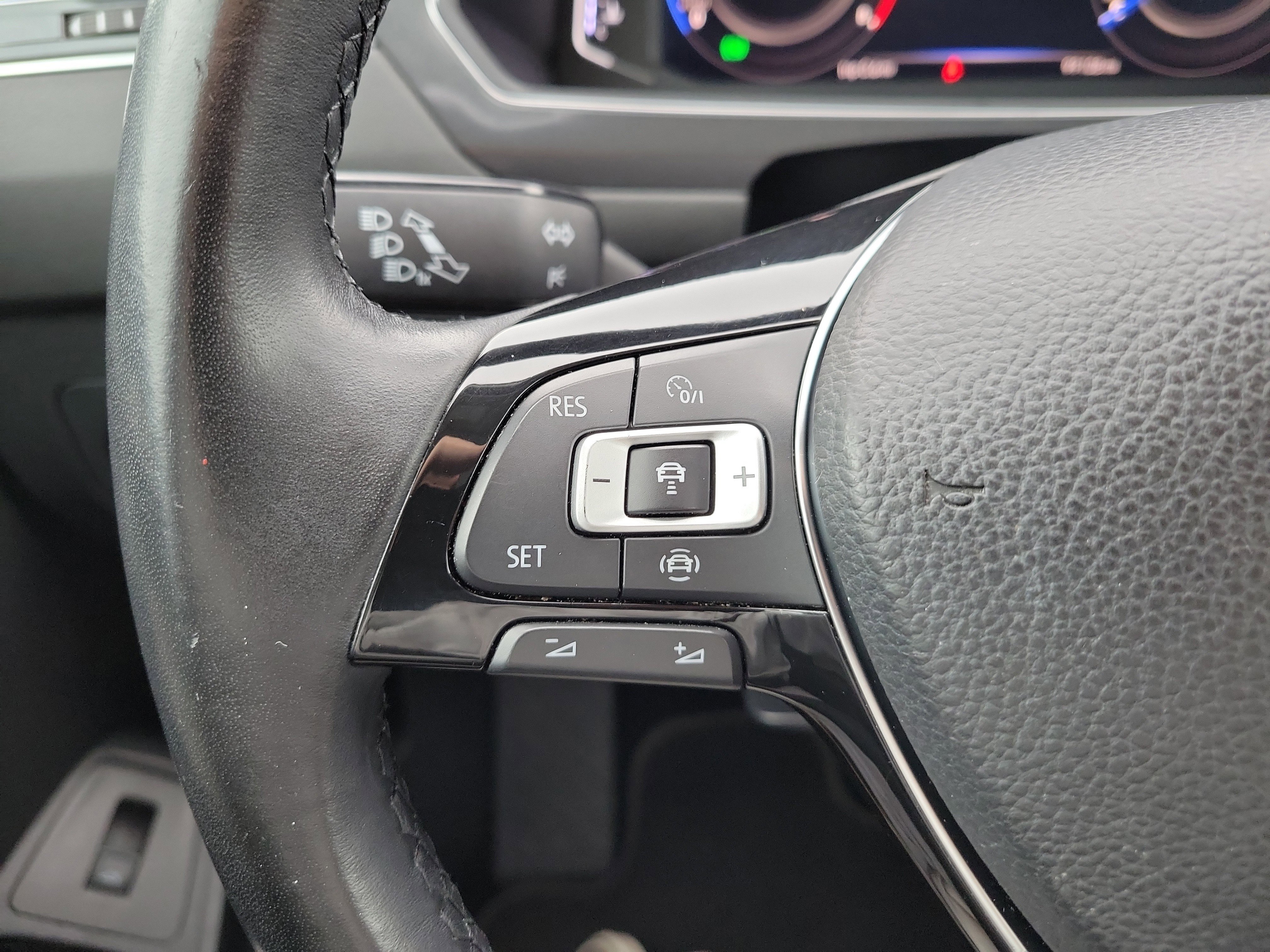 Used 2019 Volkswagen Tiguan SEL Premium image 29
