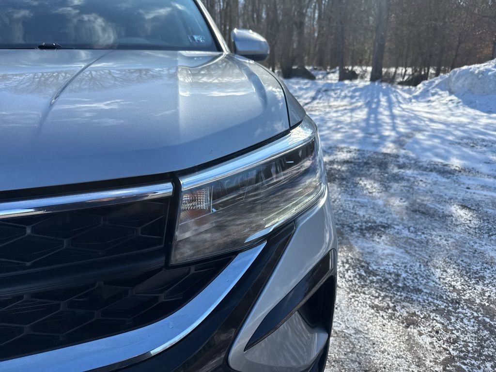 Used 2023 Volkswagen Taos SE image 3