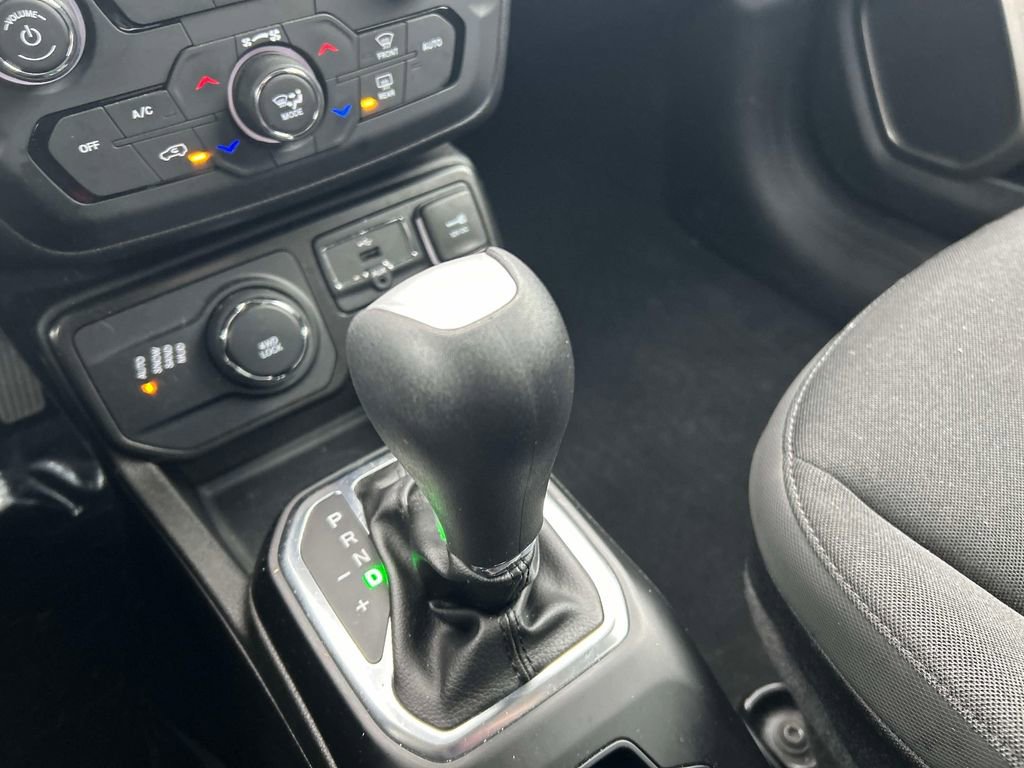 Used 2023 Jeep Renegade Latitude w/ Premium Group image 32