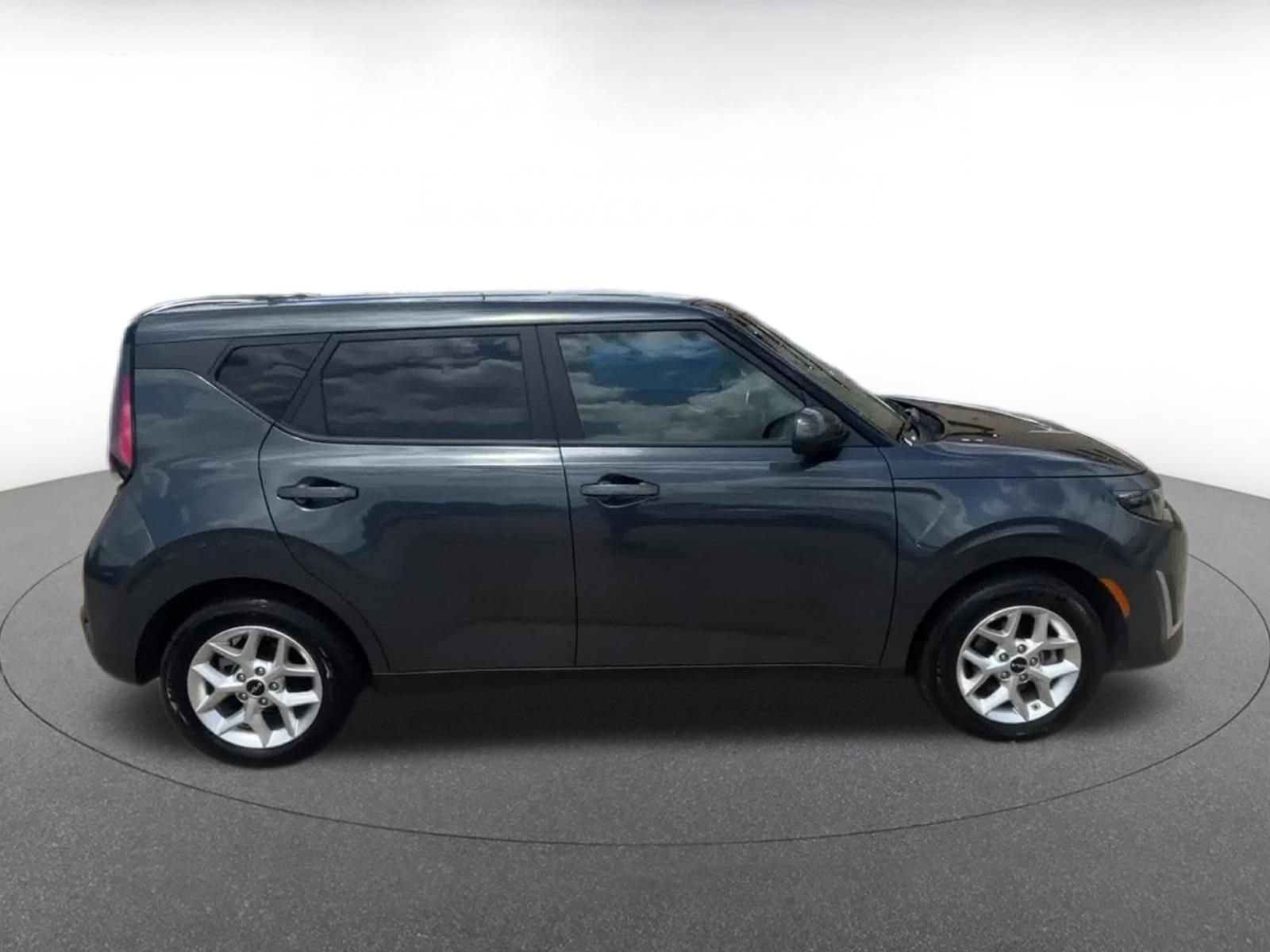 Used 2025 Kia Soul LX w/ LX Technology Package FWD image 16