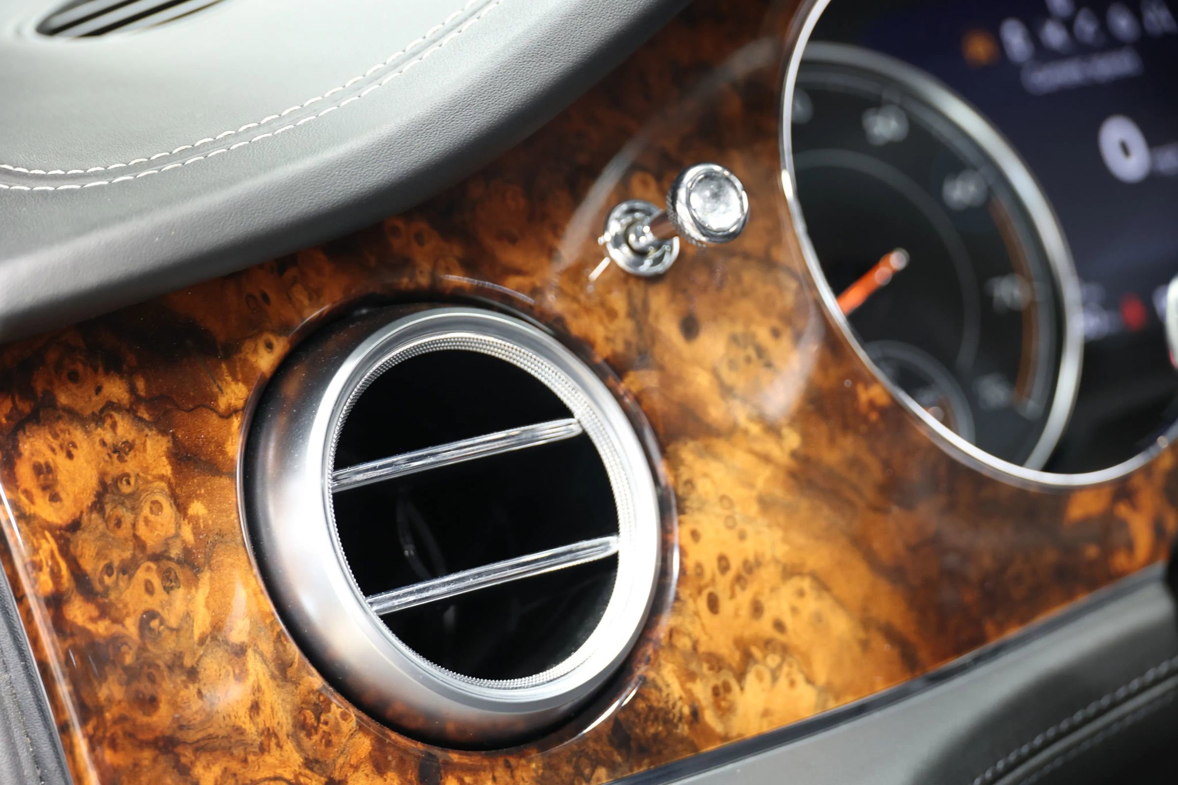 Used 2017 Bentley Bentayga image 25