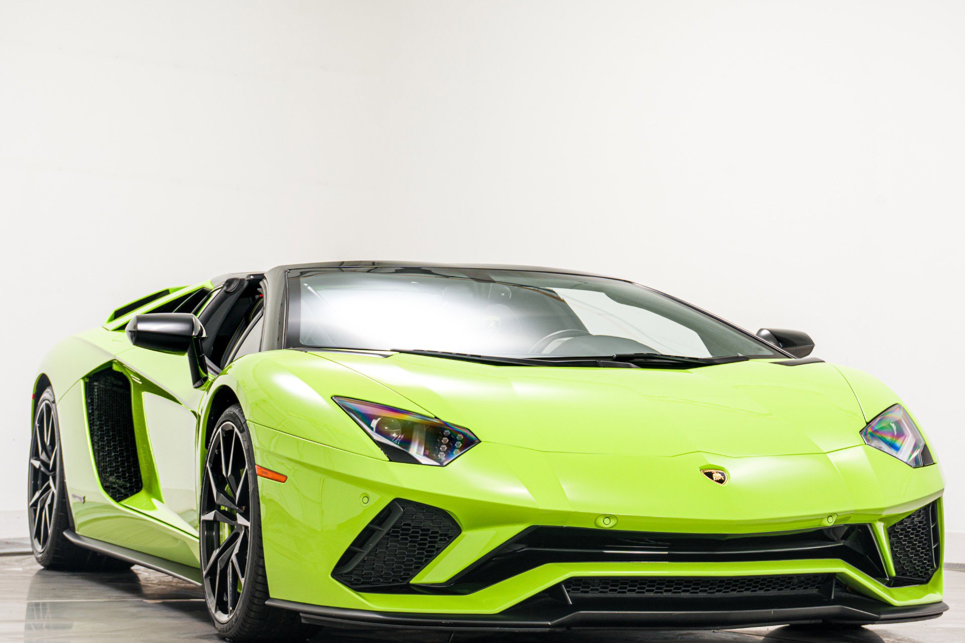 Used 2019 Lamborghini Aventador S image 3