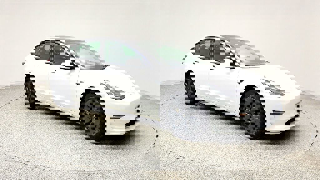 Used 2023 Tesla Model 3 Standard Range image 3