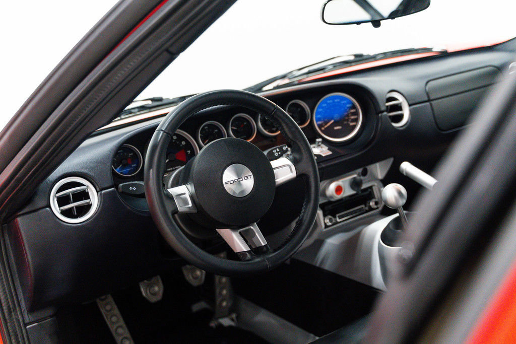 Used 2005 Ford GT RWD image 2