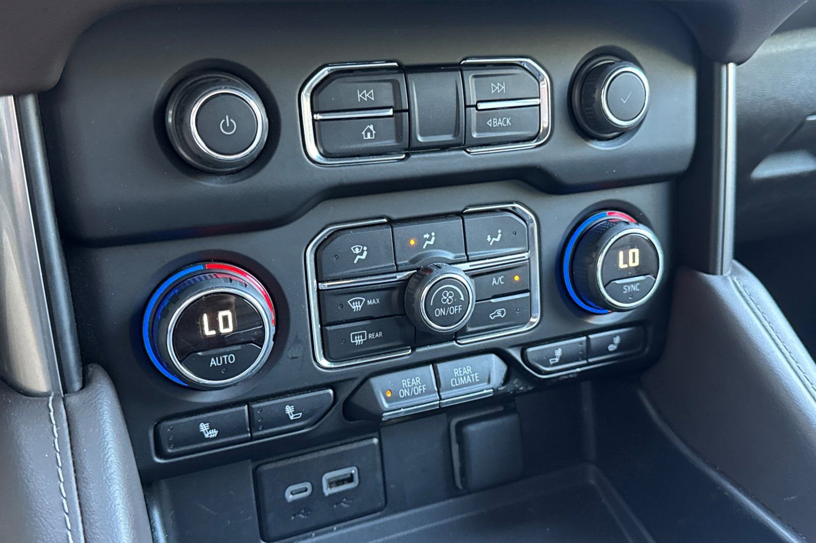 Used 2024 Chevrolet Suburban LT image 30