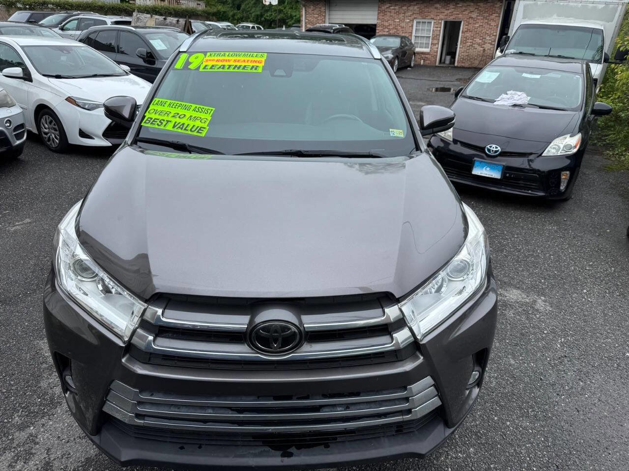 Used 2019 Toyota Highlander XLE image 3