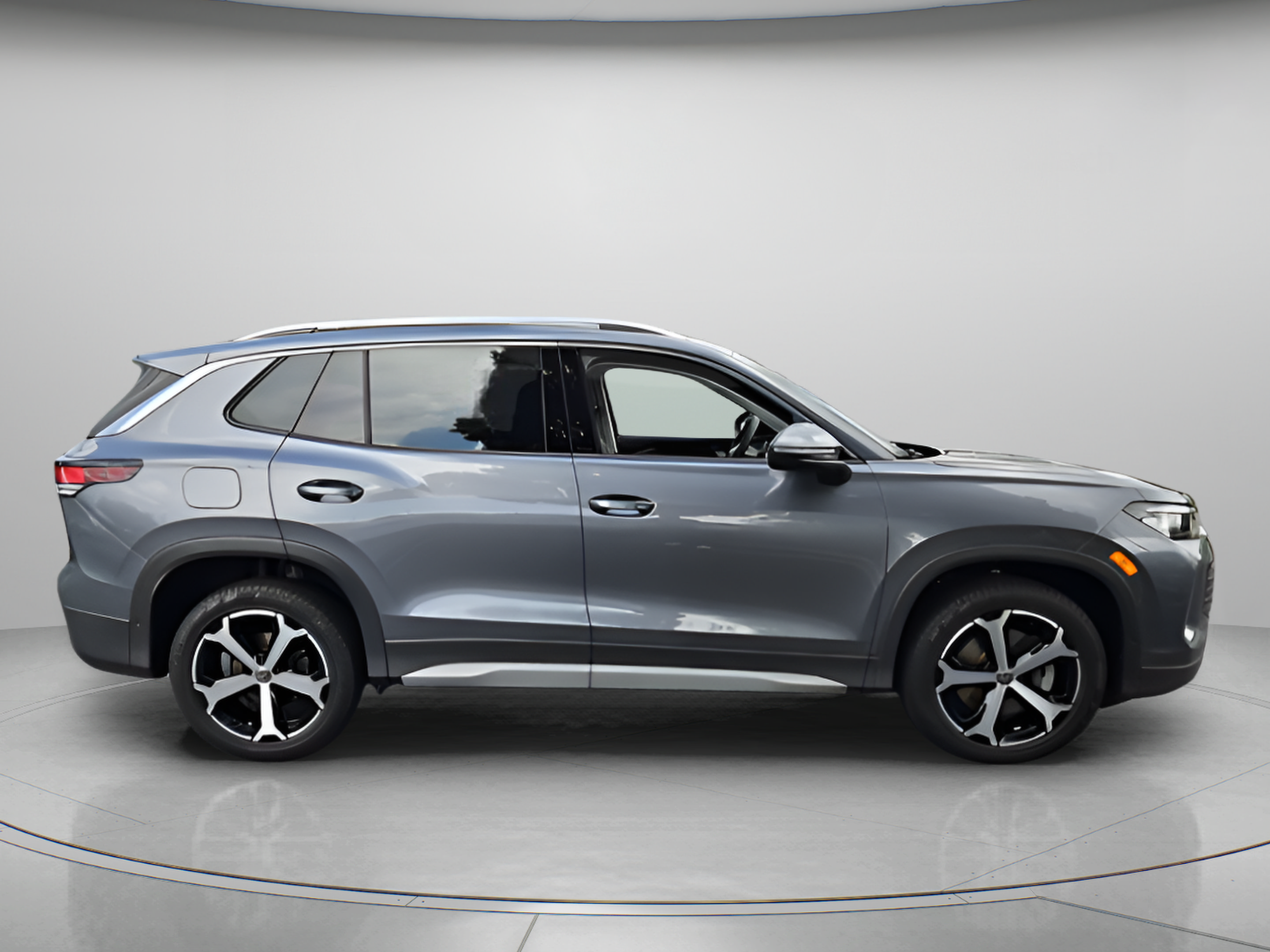 Used 2025 Volkswagen Tiguan SE AWD/4WD image 6