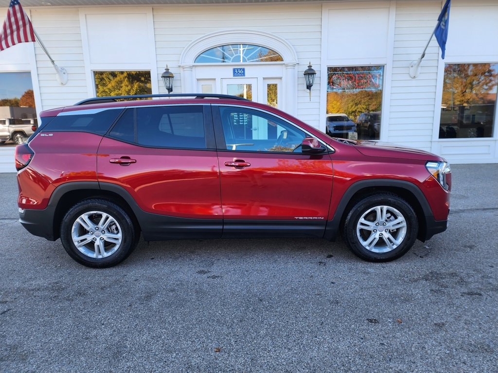 Used 2023 GMC Terrain SLE w/ Driver Convenience Package image 4