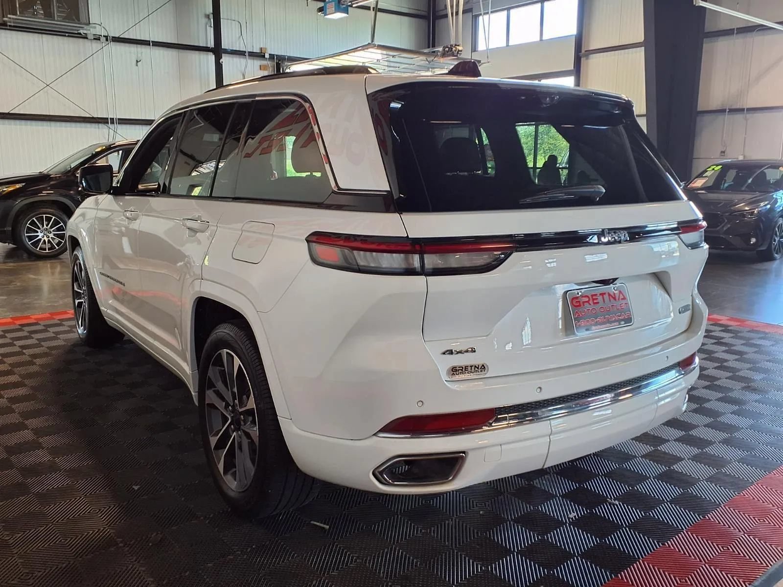 Used 2023 Jeep Grand Cherokee Overland w/ Luxury Tech Group IV AWD/4WD image 5