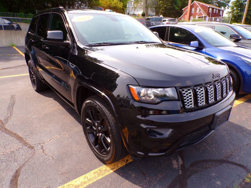 Used 2021 Jeep Grand Cherokee Laredo X AWD/4WD image 3