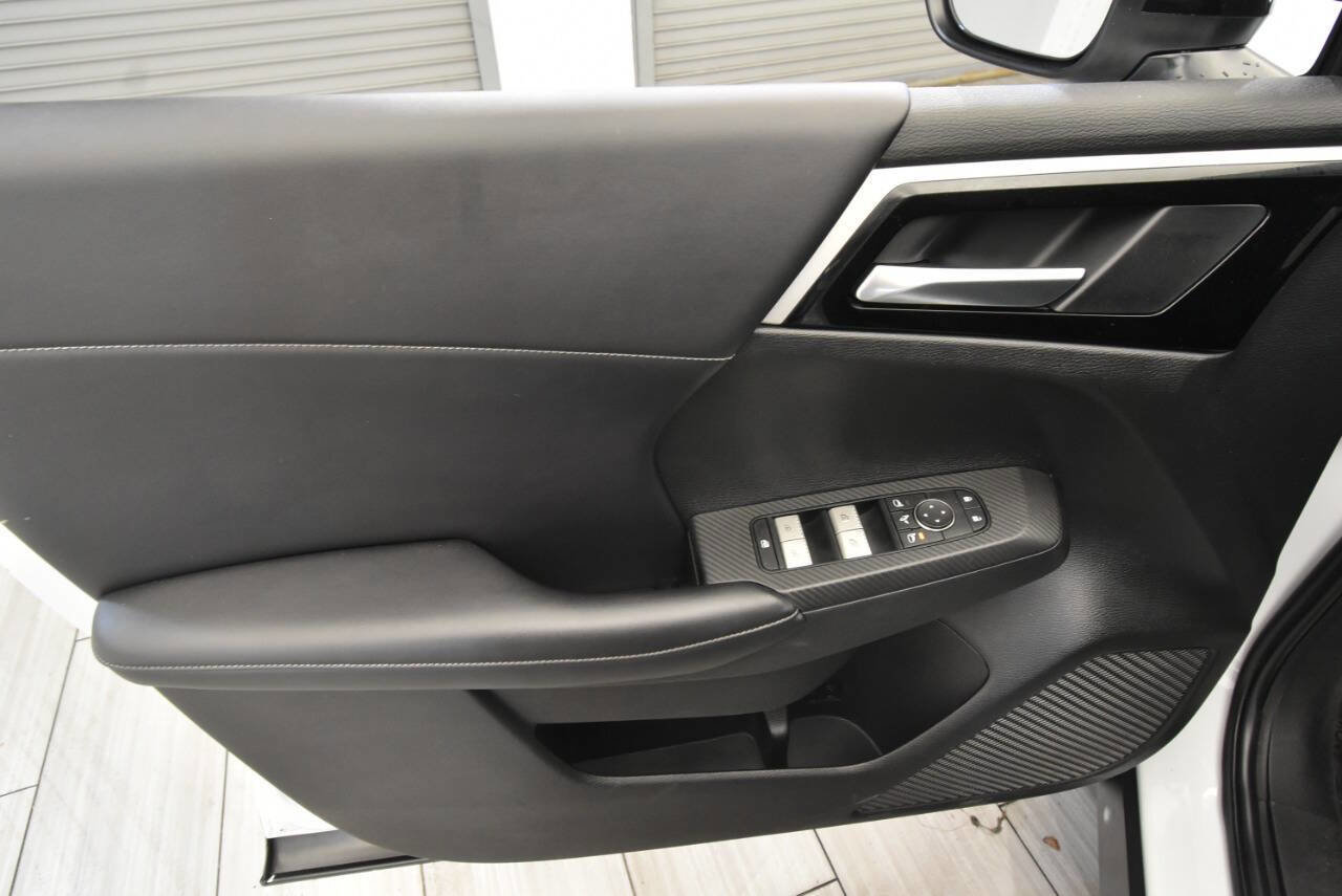 Used 2023 Mitsubishi Outlander SE Black Edition image 12