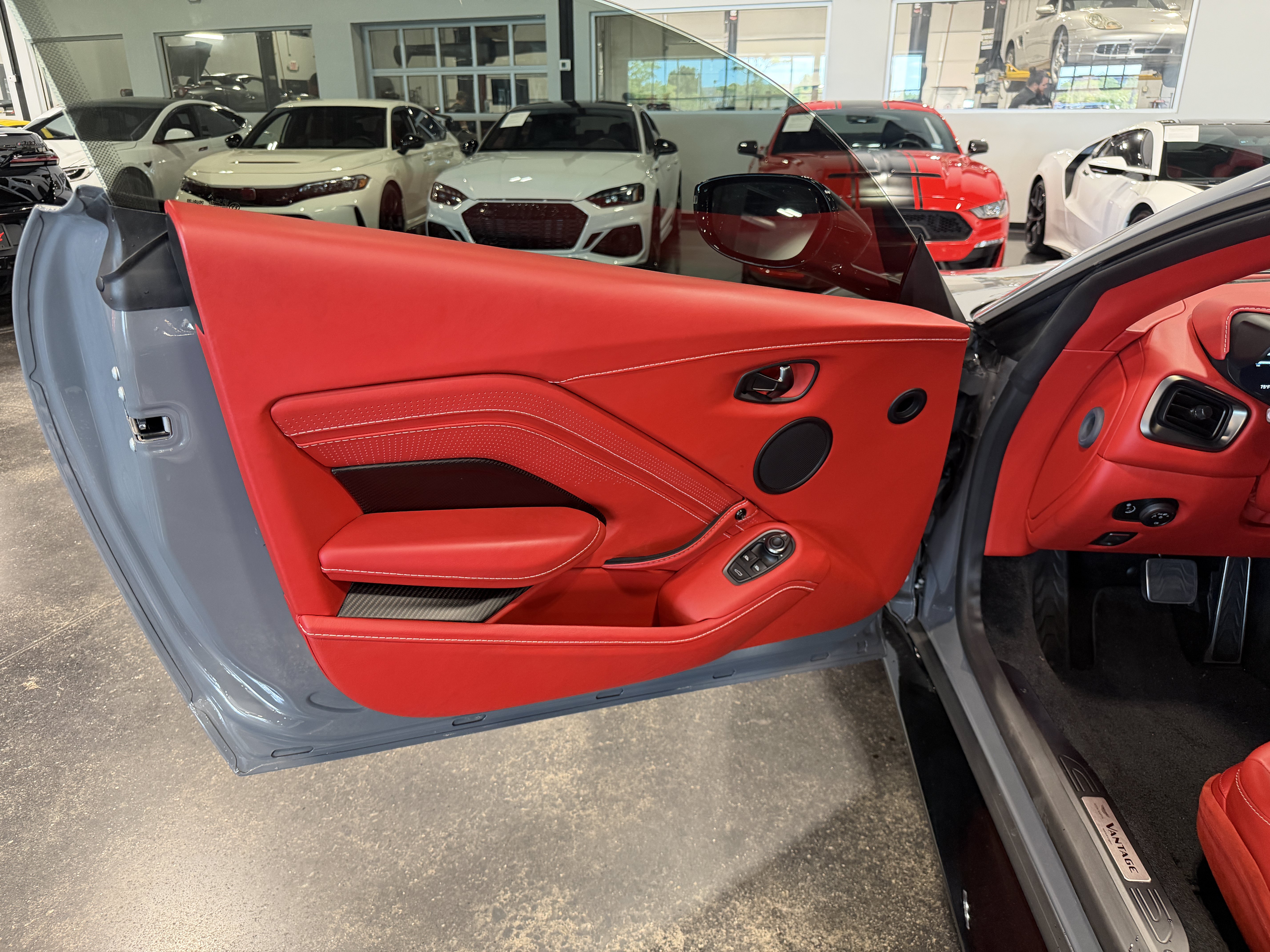Used 2019 Aston Martin V8 Vantage Coupe RWD image 8