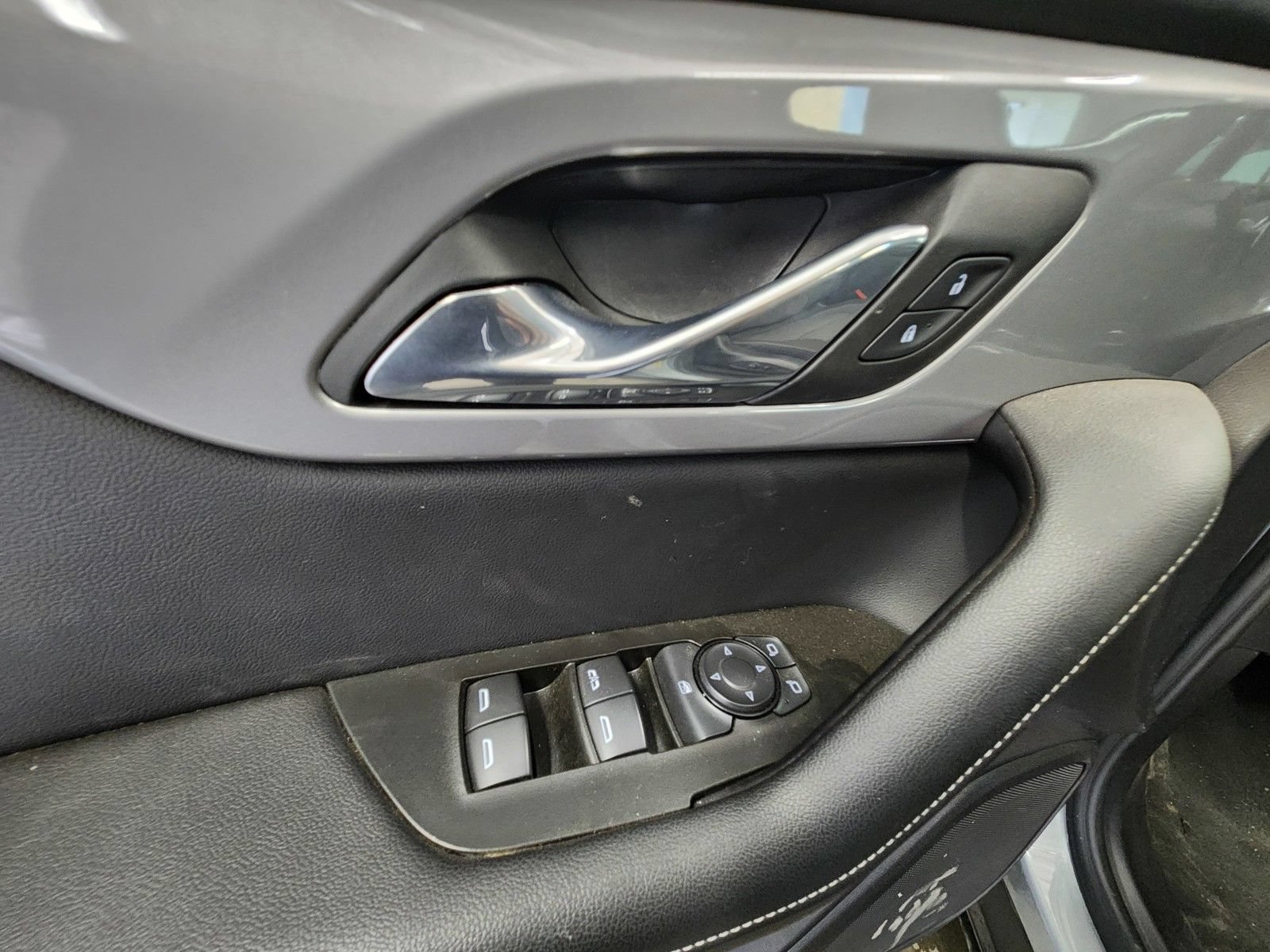Used 2025 Chevrolet Blazer LT FWD image 9
