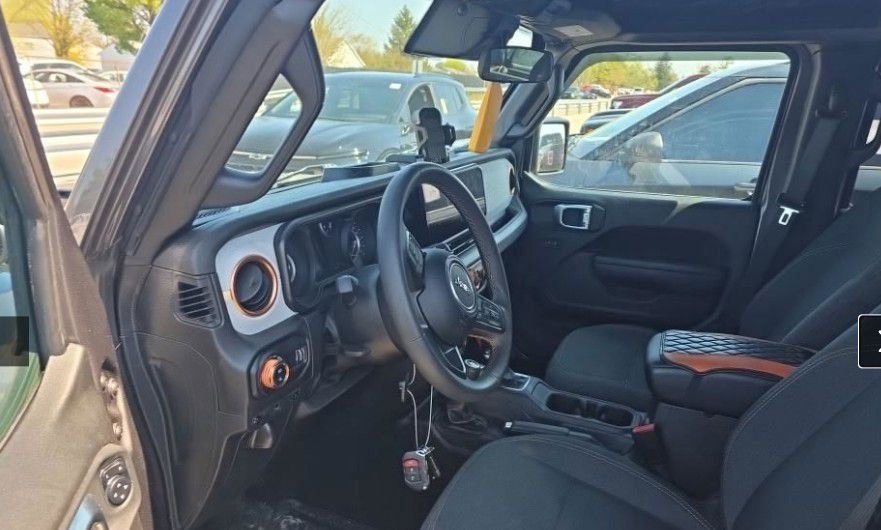 Used 2024 Jeep Gladiator Sport AWD/4WD image 2