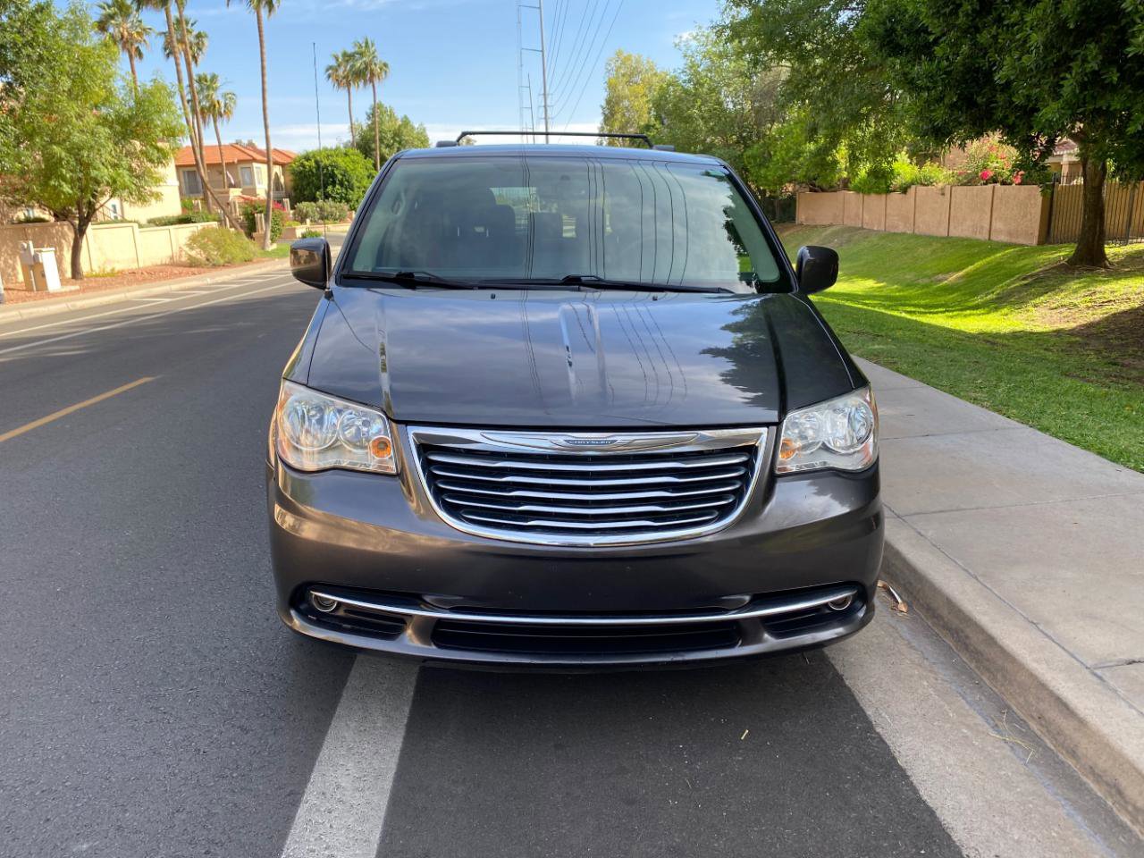 Used 2016 Chrysler Town & Country Touring FWD image 3