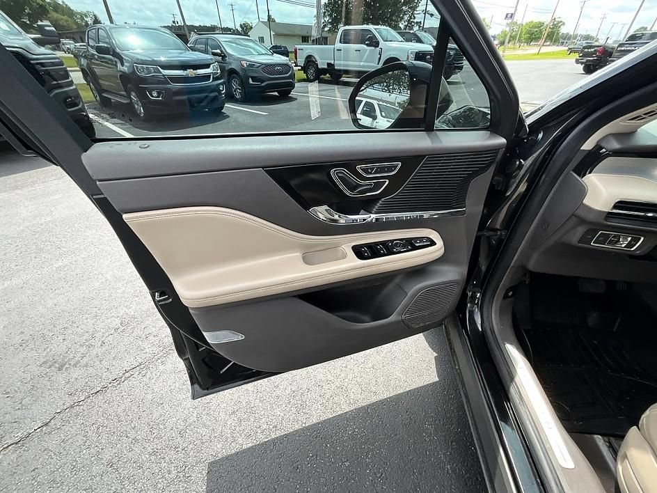 Used 2020 Lincoln Corsair AWD w/ Premium Package image 11