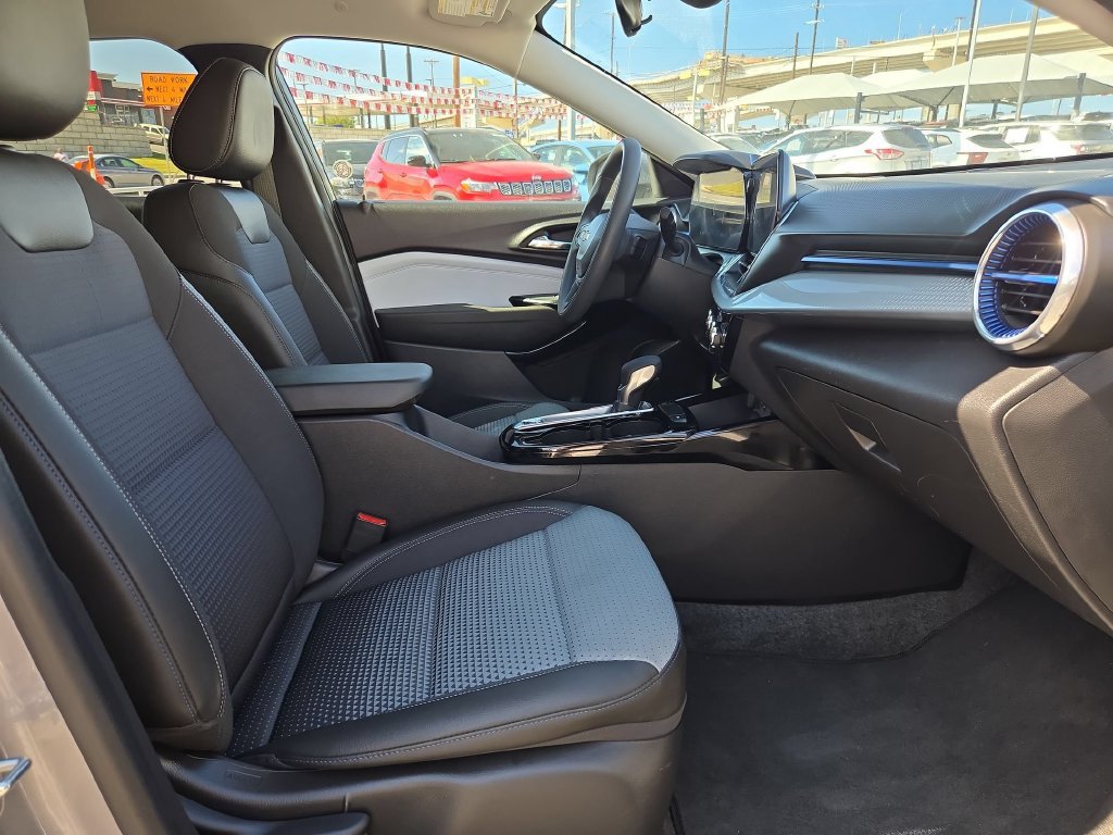 Used 2026 Chevrolet Trax LT FWD image 32